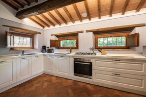 Frigorifero, microonde, forno, piano cottura