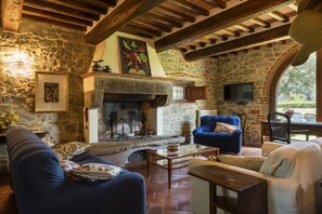 Flat-screen TV, fireplace - Villa la Ghiandaia By MMega (Santa Lucia)