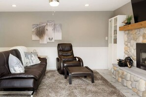 TV, fireplace