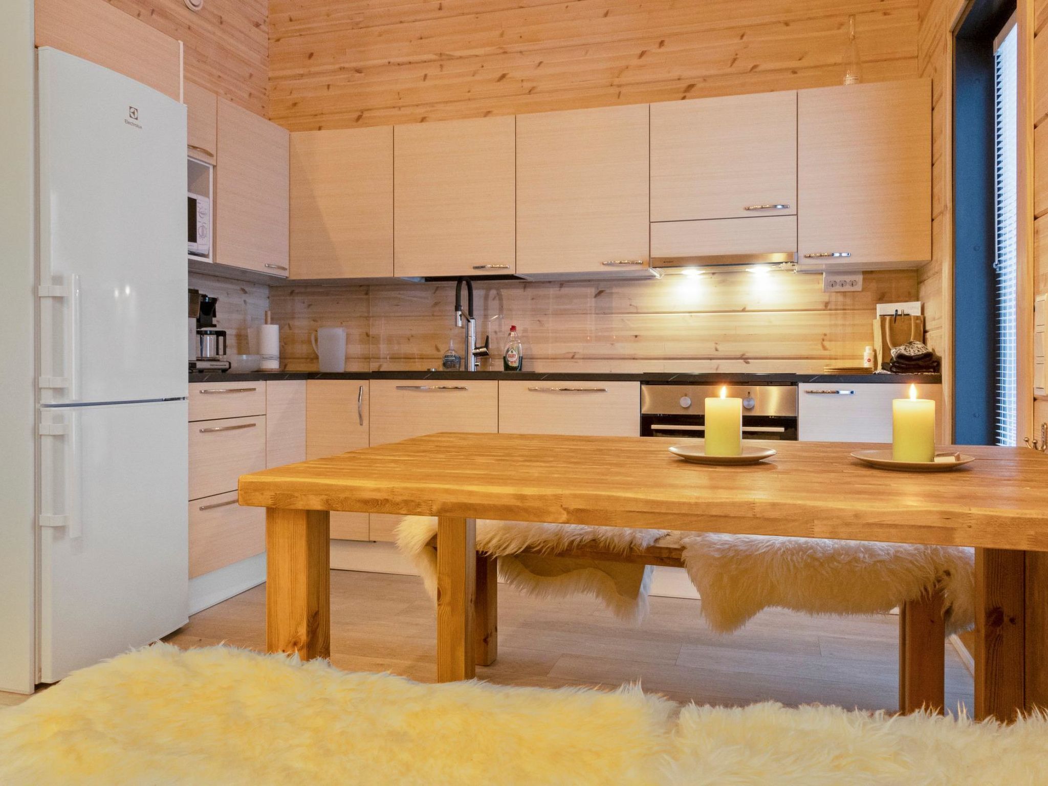 Réfrigérateur, micro-ondes, lave-vaisselle, chaise haute