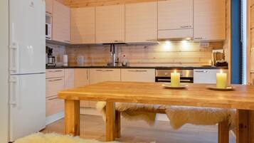 Jääkaappi, mikroaaltouuni, astianpesukone, syöttötuoli