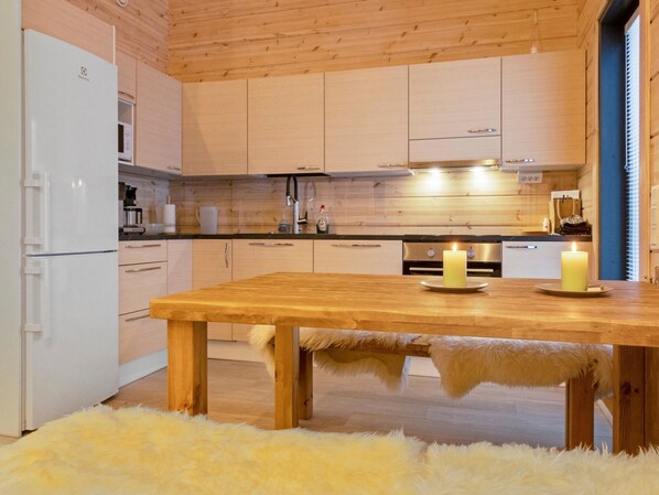 Jääkaappi, mikroaaltouuni, astianpesukone, syöttötuoli