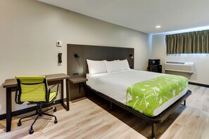 Desk, blackout drapes, free WiFi, bed sheets - The Shamrock (Cicero)