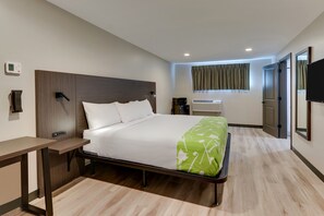 Desk, blackout drapes, free WiFi, bed sheets - The Shamrock (Cicero)