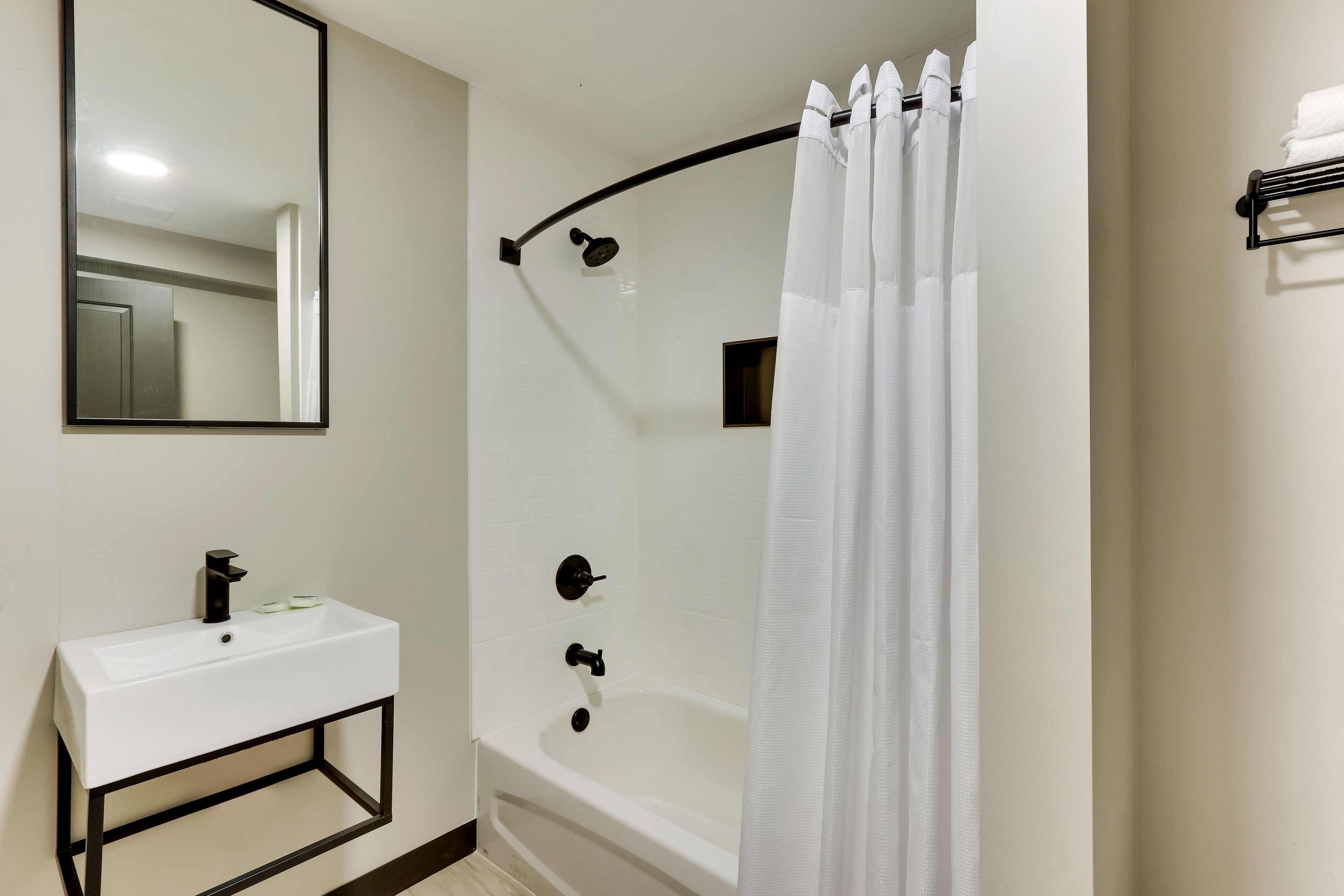 Cobertura urbana | Banheiro | Banheira, produtos de toalete grátis, secador de cabelo 