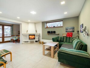 テレビ、暖炉、DVD プレーヤー