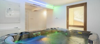 Mooi vrijstaand vakantiehuis met privé zwembad, WIFI, jacuzzi, TV, terras en huisdieren toegestaan