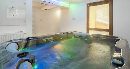 Wonderful private villa for 10 people with hot tub, private pool, WIFI, TV, terrace and pets all...