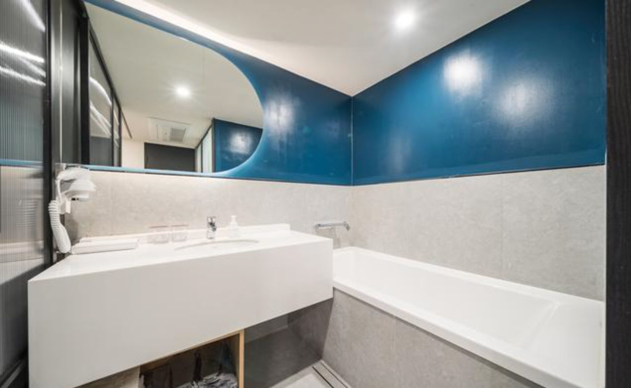 Deluxe Couple Gaming | Baño | Regadera, amenidades de baño de diseñador, secadora de cabello 