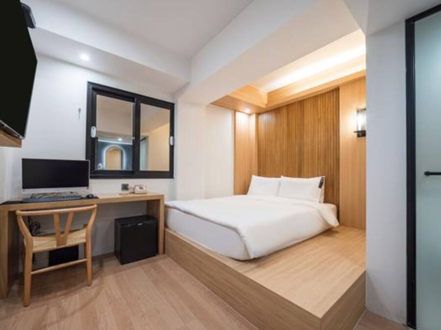 Seprai premium, brankas, didekorasi berbeda-beda, dan meja kerja