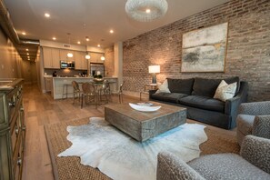Un salon moderne avec un canapé en cuir, une table basse et un tapis au style rustique.
