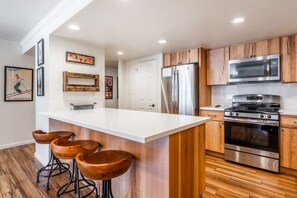 Frigorifero, microonde, forno, piano cottura