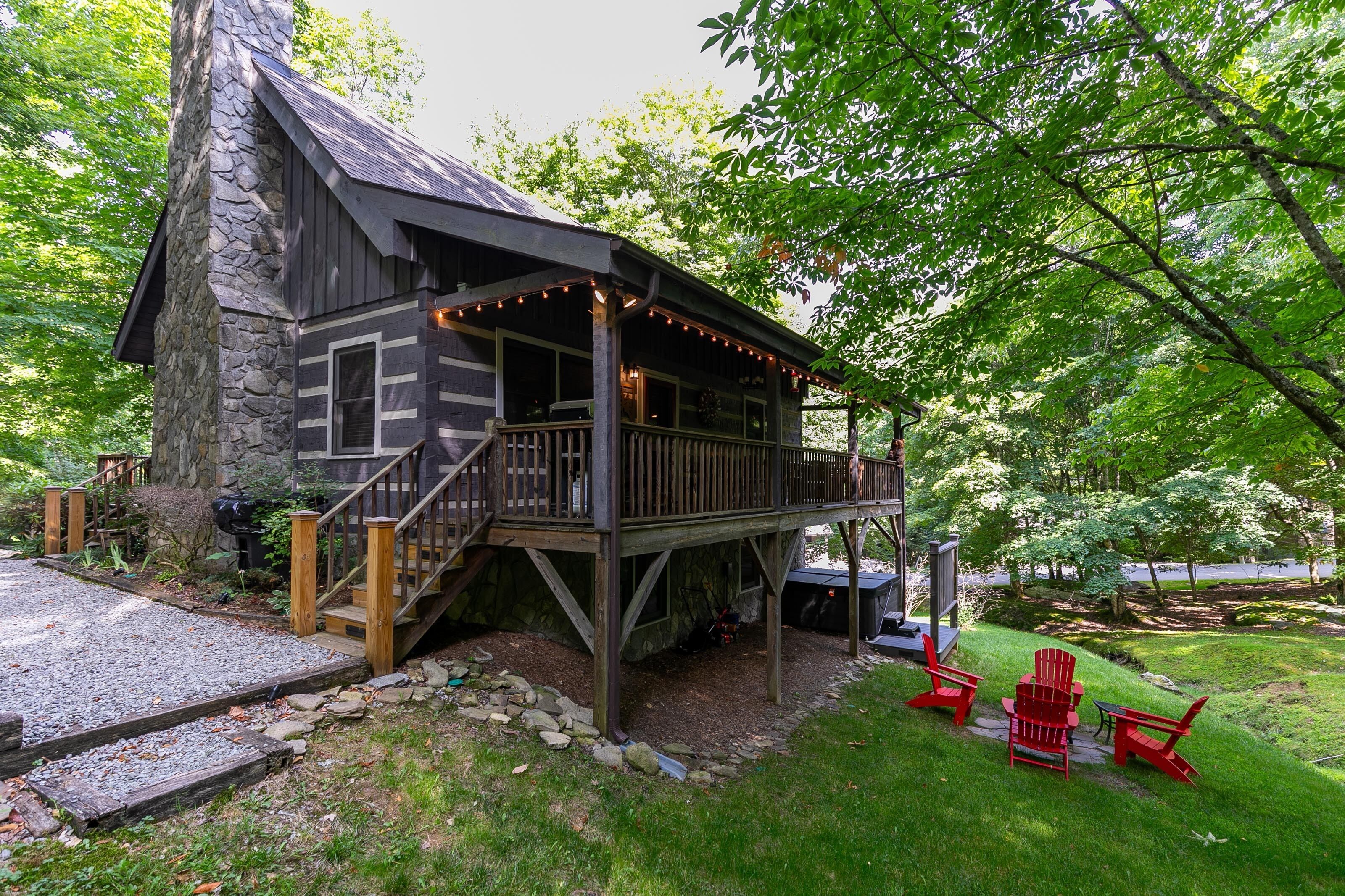 Jaybird Cottage - High elevation home near Hawksnest tubing and Zipline!  Hot tub and Pet friendly!