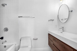 Ducha, secador de pelo, toallas y jabón