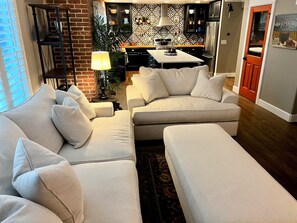 Smart TV, chimenea, reproductor de DVD y libros