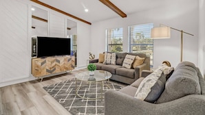 Casa (14076 Sandarac Dr) | Exterior