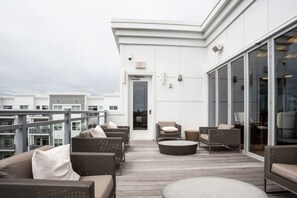Terrace/patio - Upscale 2B w/ W/D. Lots of amentities; Gym, Theatre, Pool. by Blueground (Cambridge)