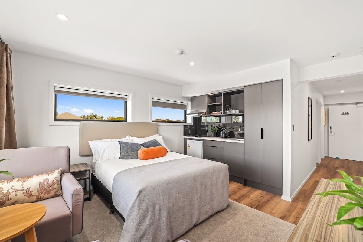 executive double or twin room, 2 queen beds, mountain view | 1 bedroom, egyptian cotton sheets, premium bedding, desk