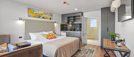 Deluxe kamer, toegankelijk voor mindervaliden | 1 slaapkamer, lakens van Egyptisch katoen, luxe beddengoed, een bureau