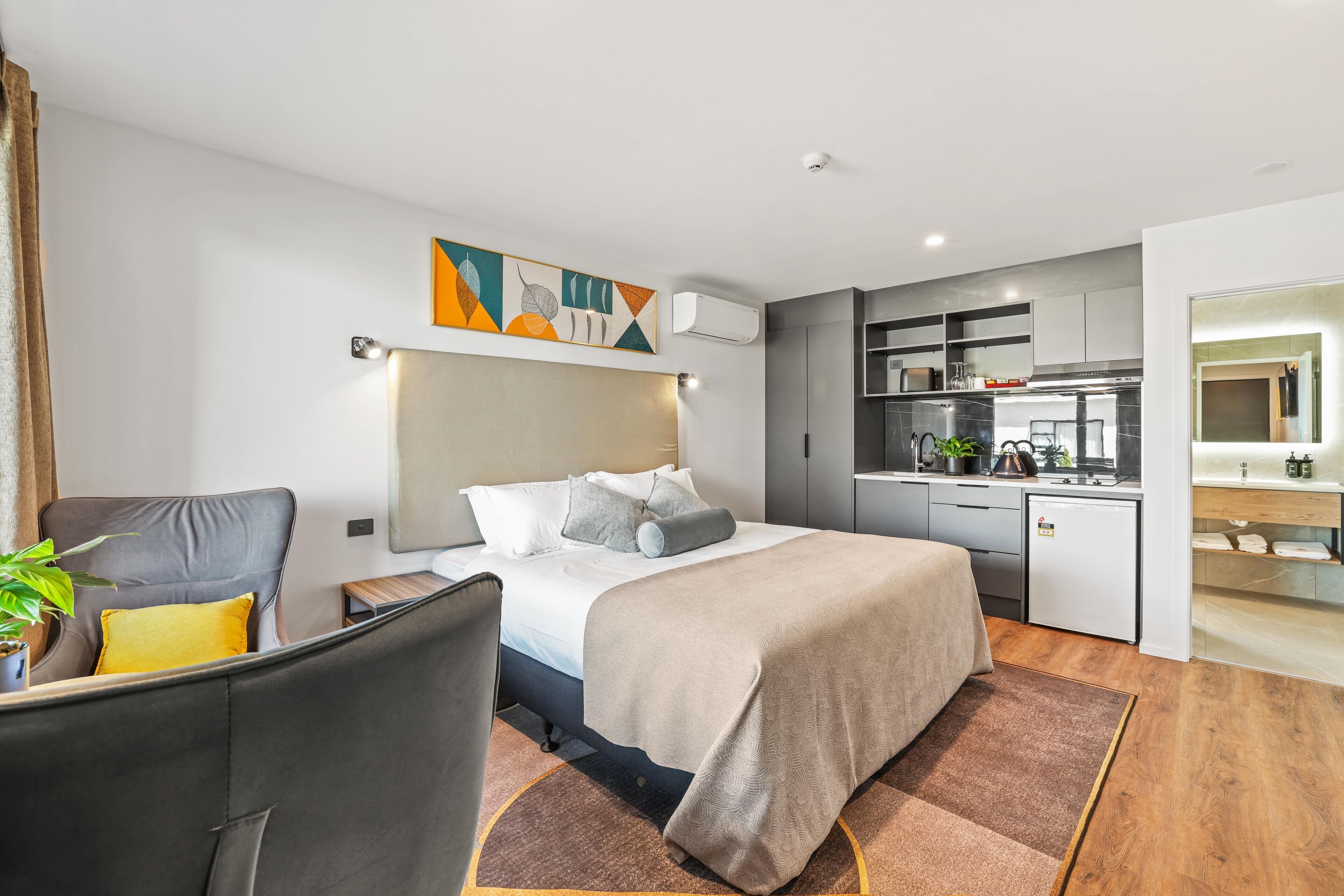 deluxe room, 1 king bed | 1 bedroom, egyptian cotton sheets, premium bedding, desk