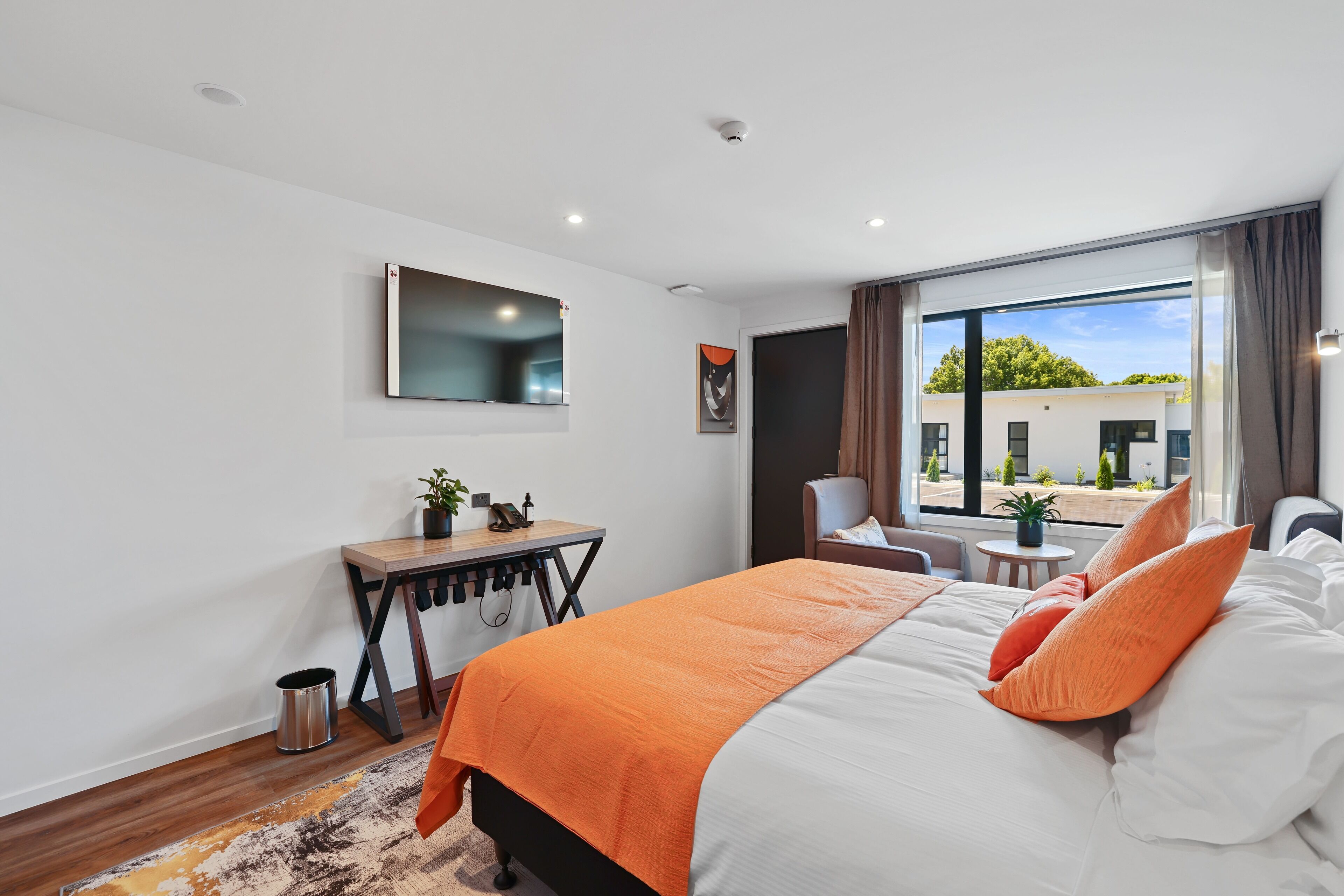 deluxe room, 1 king bed | 1 bedroom, egyptian cotton sheets, premium bedding, desk