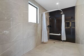 Deluxe Room, Accessible | Bathroom | Shower, rainfall showerhead, free toiletries, hair dryer - Golden Hotel (Christchurch)