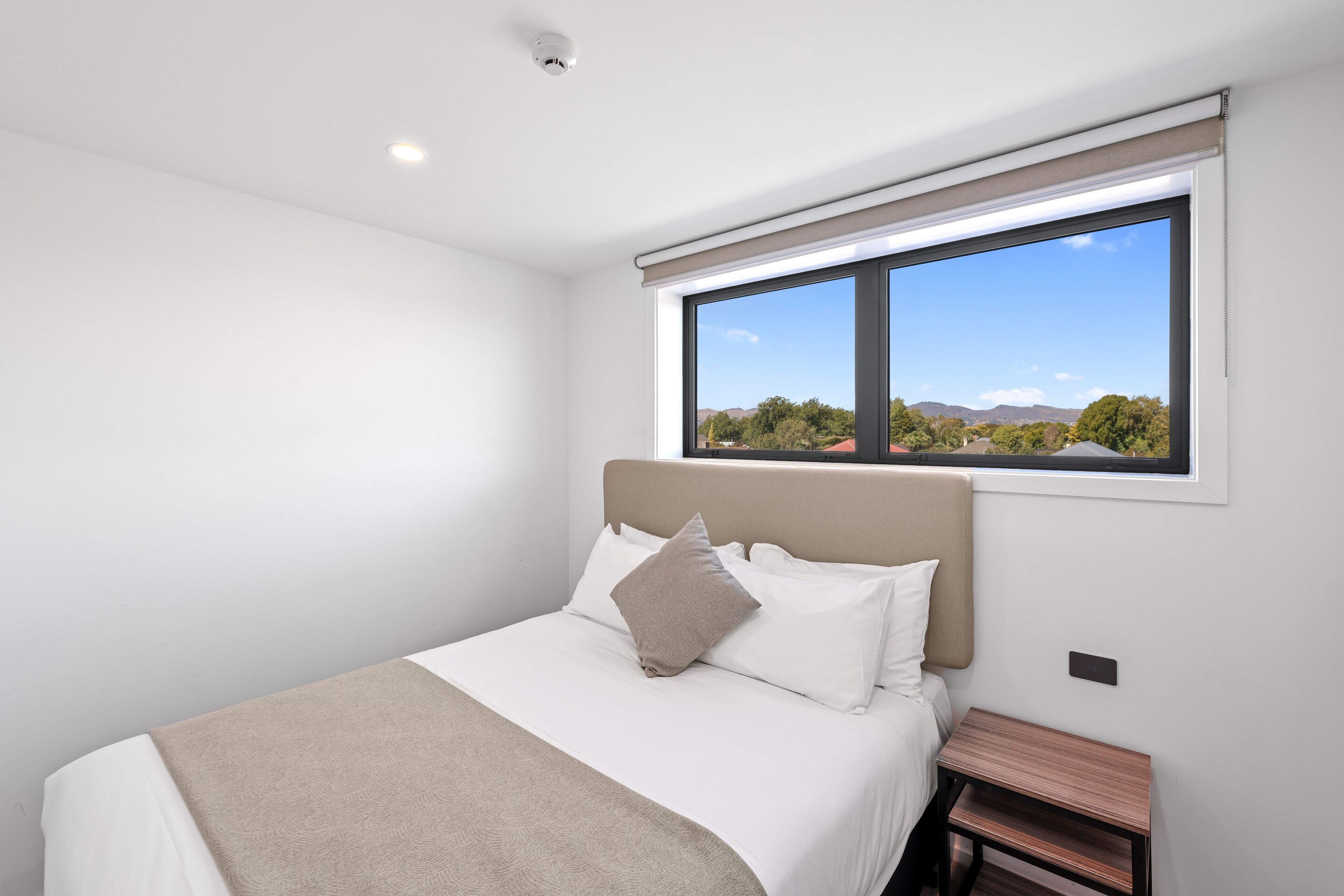 1 bedroom, egyptian cotton sheets, premium bedding, desk