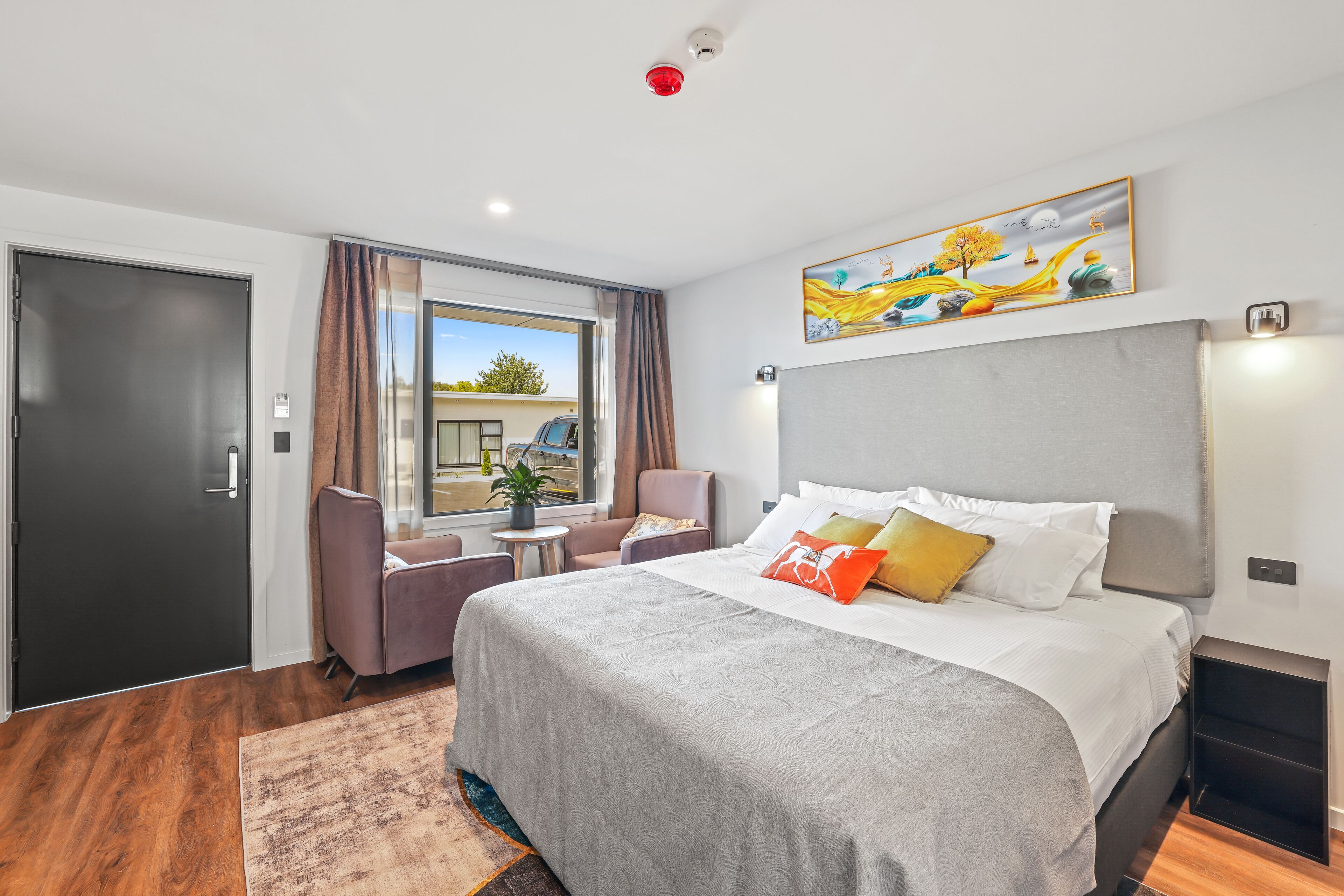 1 bedroom, egyptian cotton sheets, premium bedding, desk