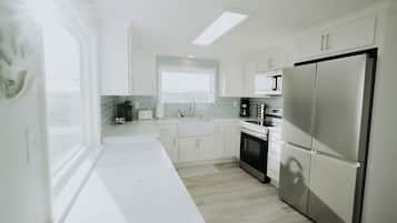 Een koelkast, een magnetron, een oven, een kookplaat