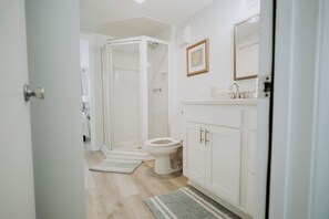 Tina con regadera, secadora de cabello, toallas, jabón