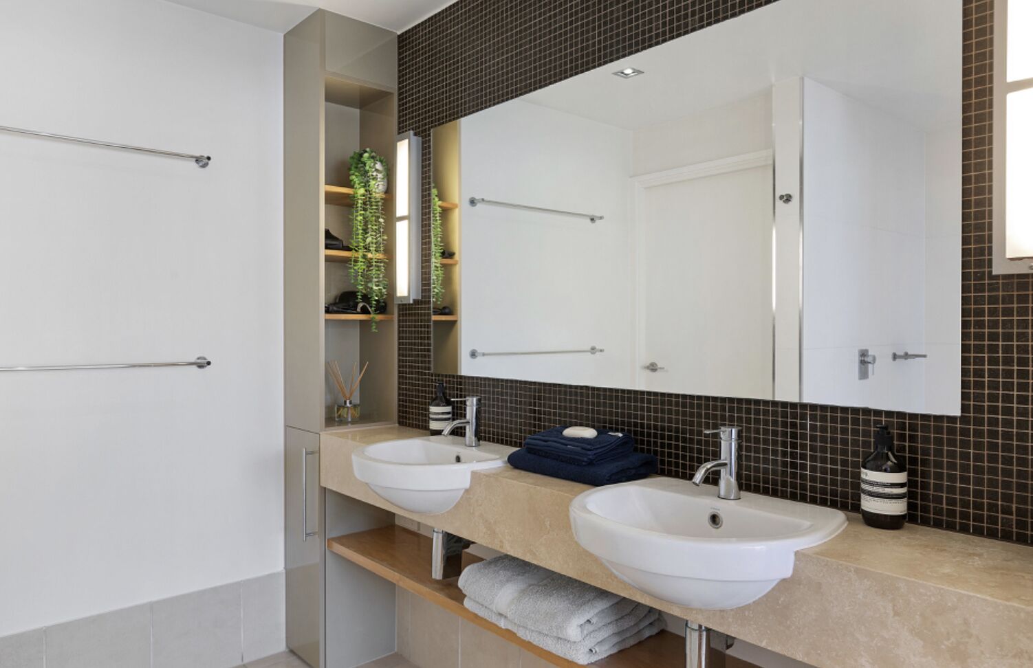 Marina Beauty.Luxury Airlie Waterfront.3 King Beds — image 15