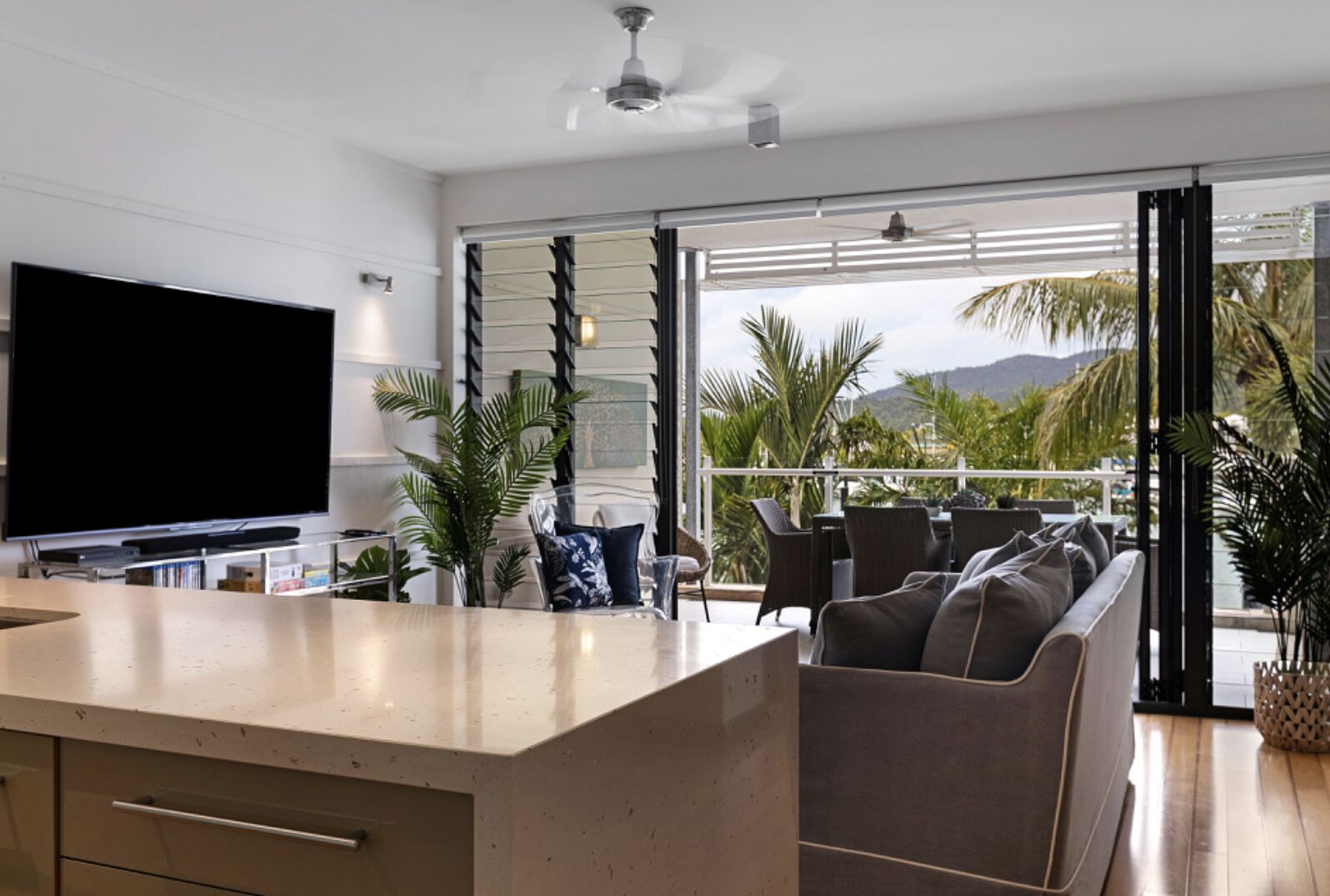 Marina Beauty.Luxury Airlie Waterfront.3 King Beds — image 25