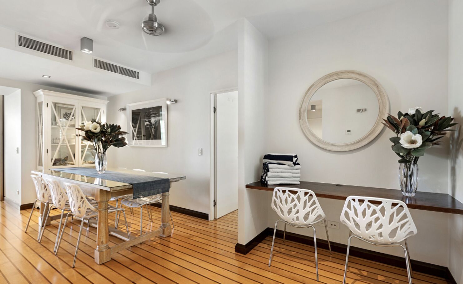Marina Beauty.Luxury Airlie Waterfront.3 King Beds — image 3