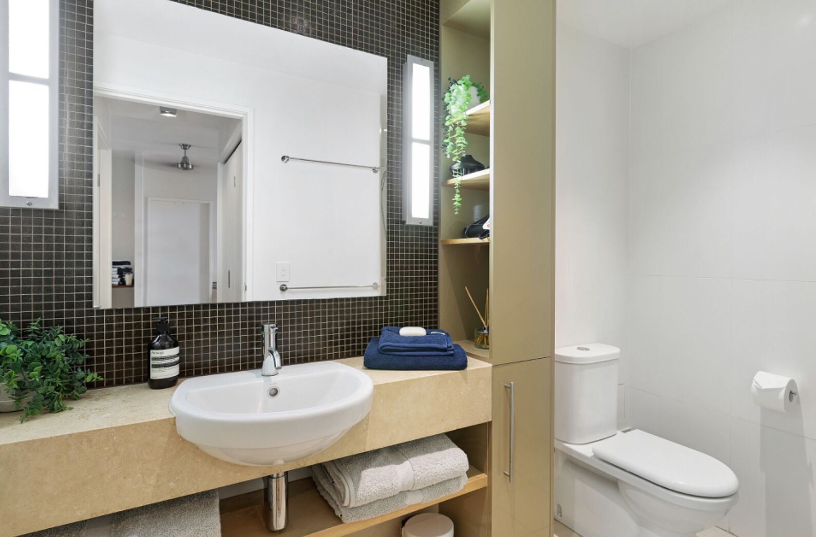 Marina Beauty.Luxury Airlie Waterfront.3 King Beds — image 17