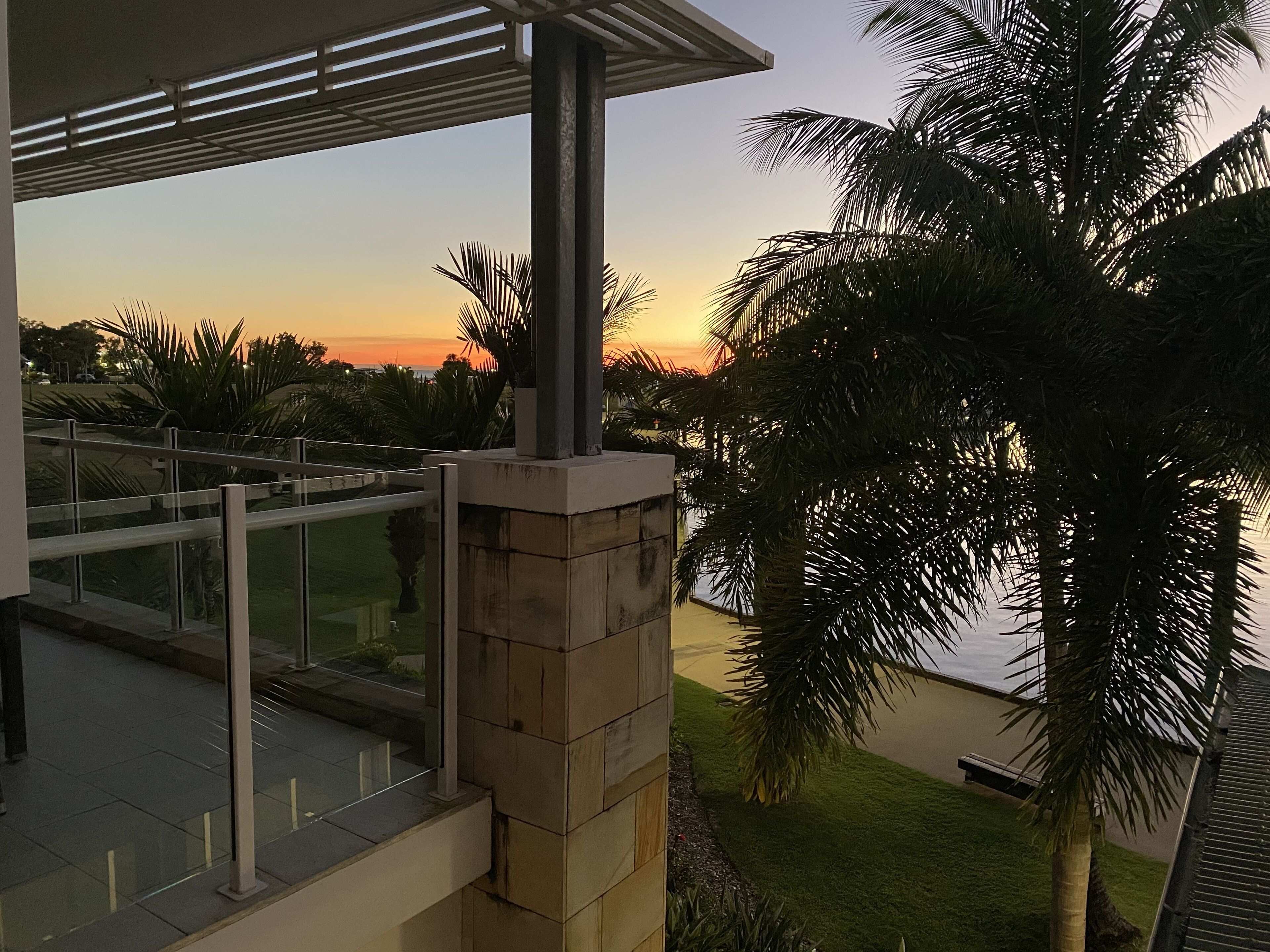 Marina Beauty.Luxury Airlie Waterfront.3 King Beds — image 2