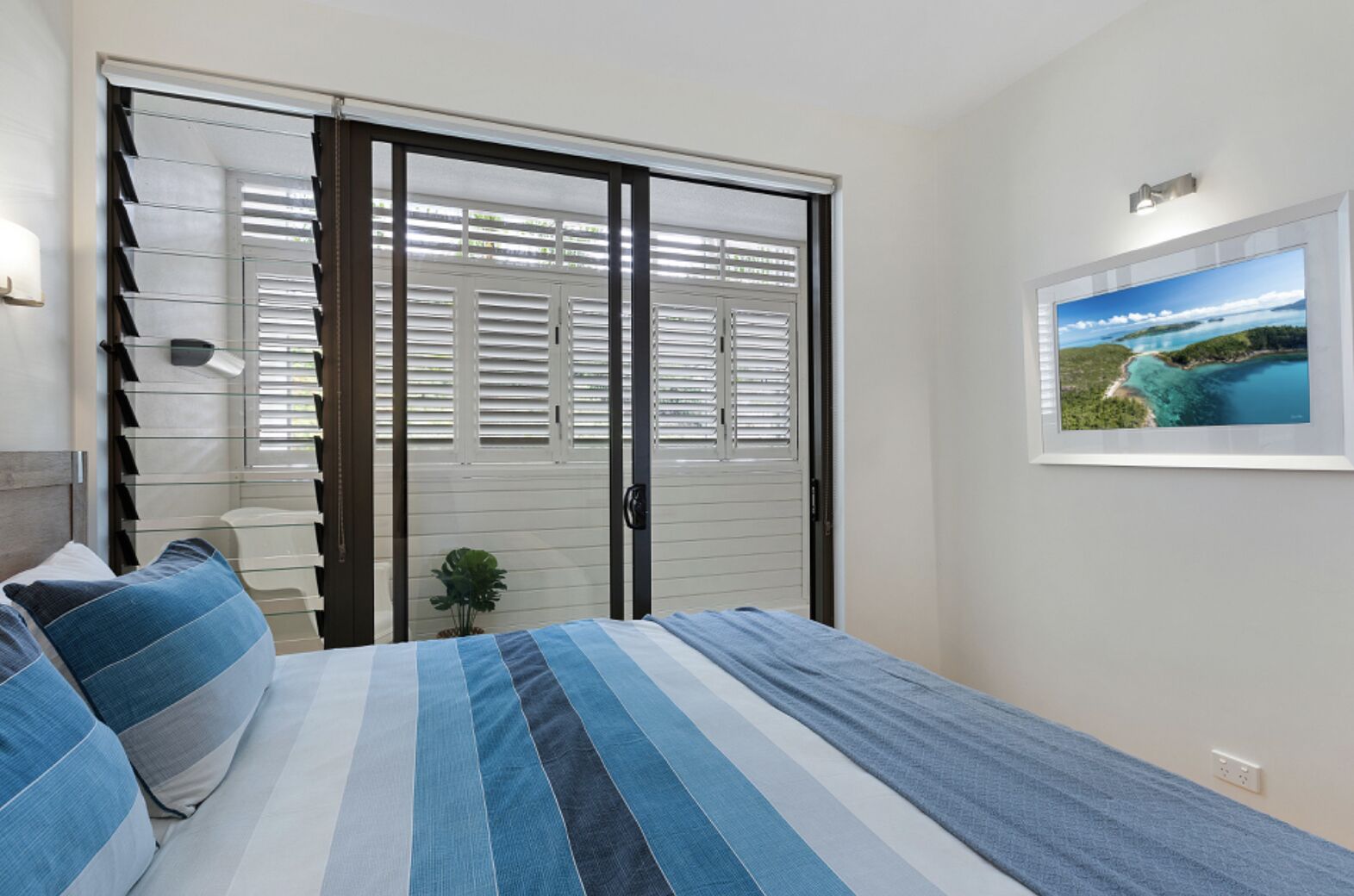 Marina Beauty.Luxury Airlie Waterfront.3 King Beds — image 23