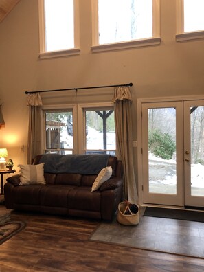 Een smart-tv en een open haard