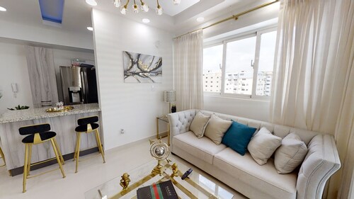 Luxurious 2BR condo with Rooftop, jacuzzi and BBQ