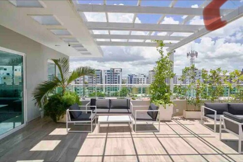 Luxurious 2BR condo with Rooftop, jacuzzi and BBQ