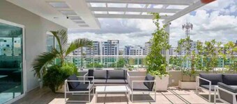 Luxurious 2BR condo with Rooftop, jacuzzi and BBQ