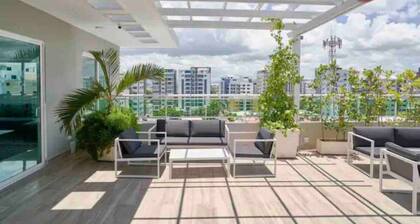Luxurious 2BR condo with Rooftop, jacuzzi and BBQ