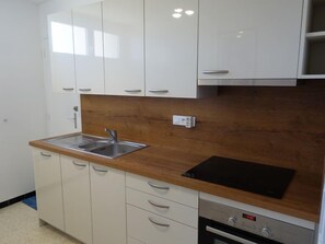 Kühlschrank, Mikrowelle, Ofen, Geschirrspüler