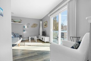 TV, fireplace - Casa Azul- just blocks from Rio del Mar beach! (Aptos)