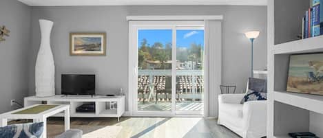 Televisión y chimenea