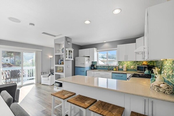 Fridge, microwave, oven, stovetop - Casa Azul- just blocks from Rio del Mar beach! (Aptos)