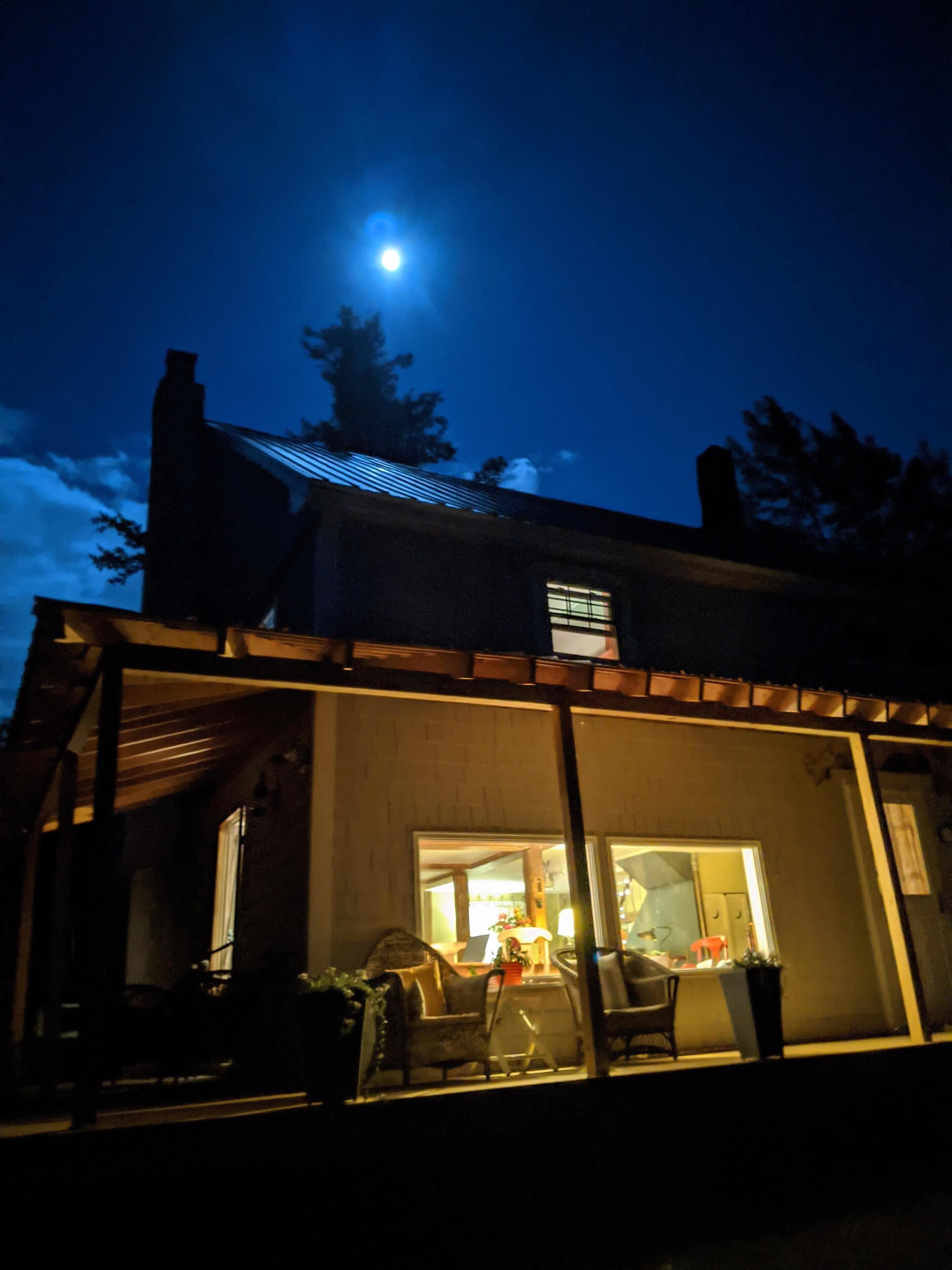 Rustic 1850s barn, updated & funky, ideal for exploring Southern VT/Western MA .