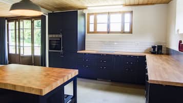 Fridge, cookware/dishes/utensils