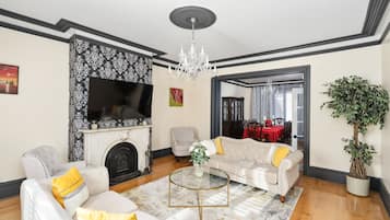 Smart TV, lareira, livros