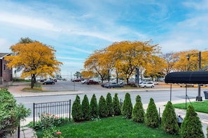 Stroll along the tree-lined street, surrounded by a tranquil atmosphere and the sounds of the city.
