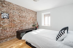 6 bedrooms, desk, iron/ironing board, free WiFi